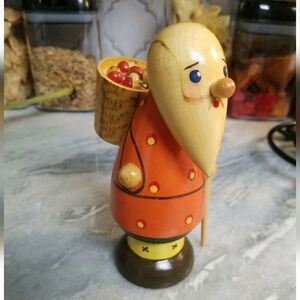 VINTAGE GERMAN ERZGEBIRGE Wooden Statue Figurine Villager w/Mushrooms Man